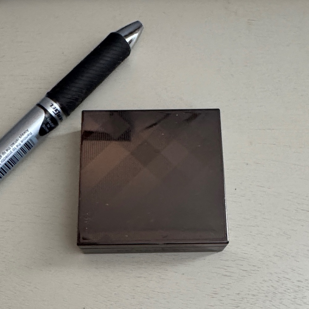 Burberry Beige Eyeshadow Compact gold pearl